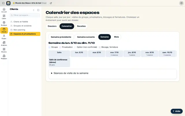 Le calendrier des espaces : chaque salle, jour par jour, avec les groupes, privatisations, options et blocages.